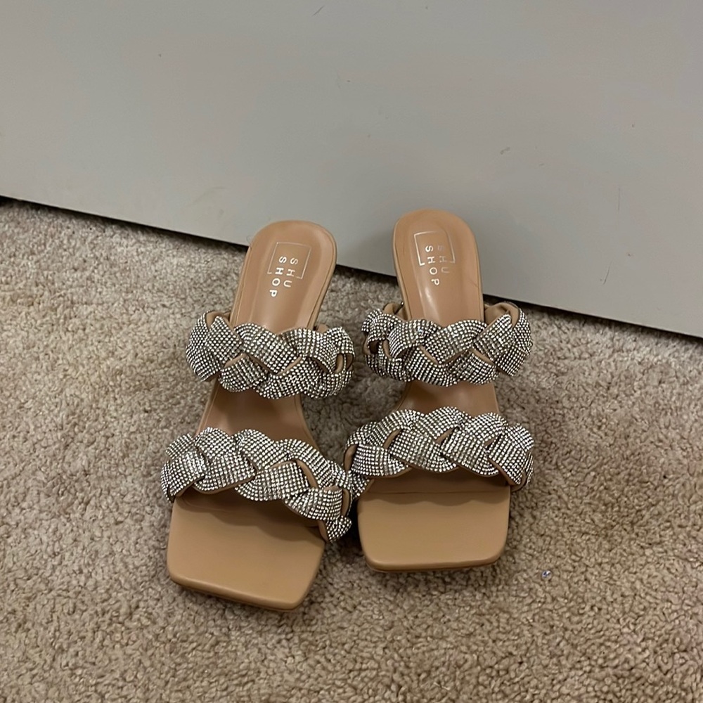 Decorative heeled sandals